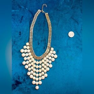 Brand new. Golden necklace with high quality faux pearls. Very stunning.